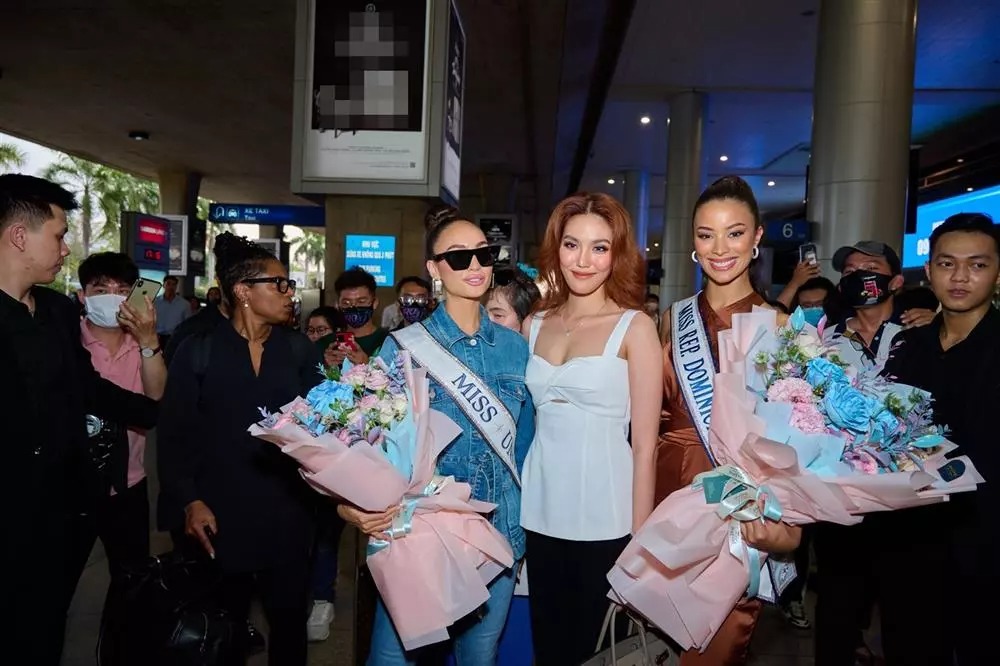 Lan Khuê đích thân ra sân bay tiếp đón đương kim Miss Universe 2022 và Á hậu 2 (Ảnh: Internet)