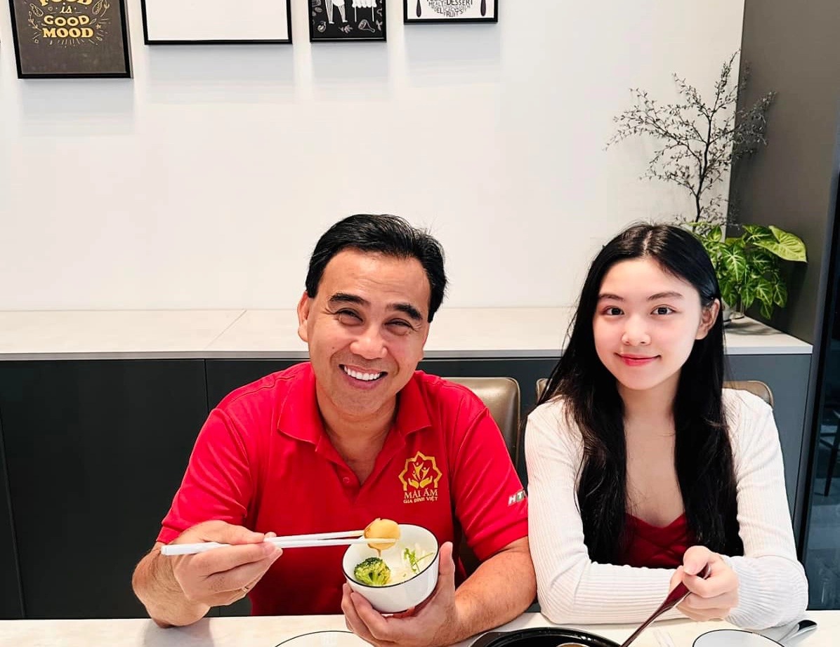MC Quyền Linh và con gái (Ảnh: FBNV)