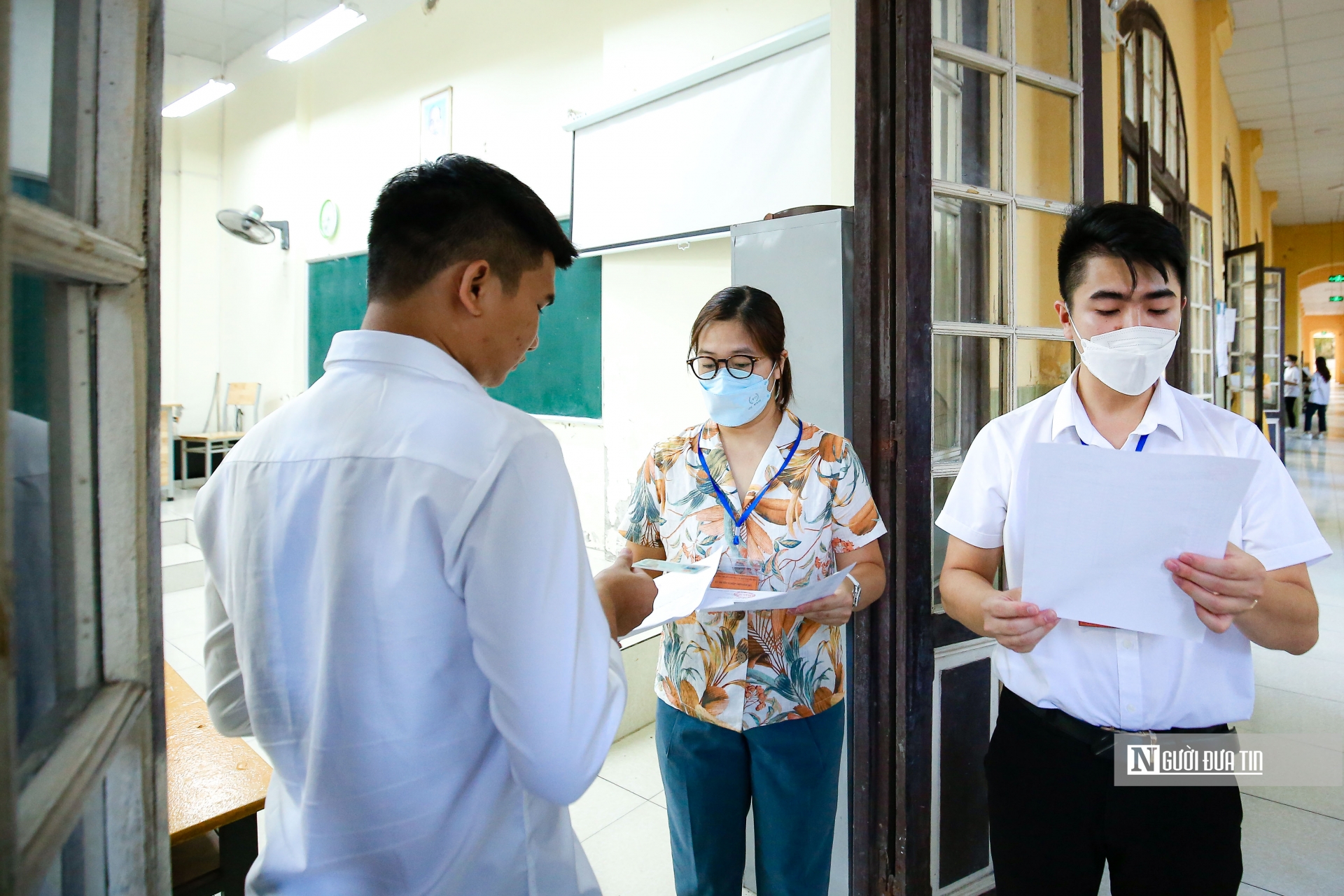 Sách giáo khoa là một trong những tài liệu chính để học sinh ôn tập (Ảnh: Hữu Thắng).