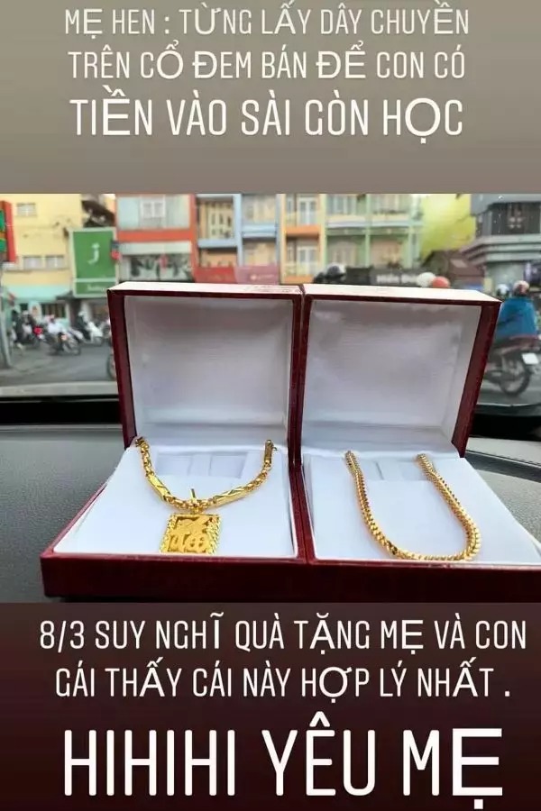 H'Hen Niê tặng vàng cho mẹ (Ảnh: Chụp màn hình) H'Hen Niê tặng vàng cho mẹ (Ảnh: Chụp màn hình)