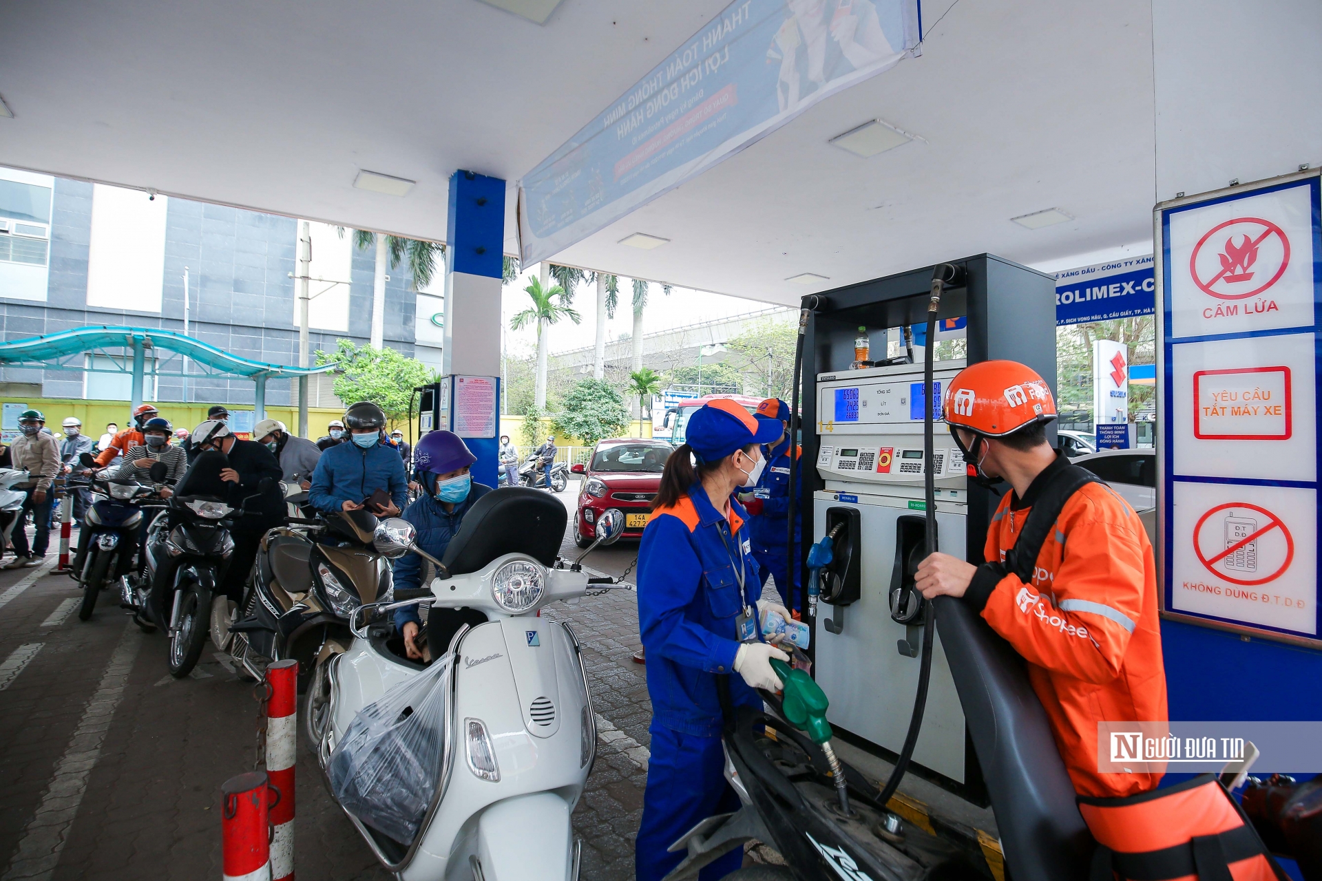 Các doanh nghiệp bán lẻ xăng dầu tiếp tục kiến nghị liên Bộ Tài Chính - Công Thương phân chia lại khoản chi phí và lợi nhuận định mức trong kinh doanh xăng dầu (Ảnh: Hữu Thắng).