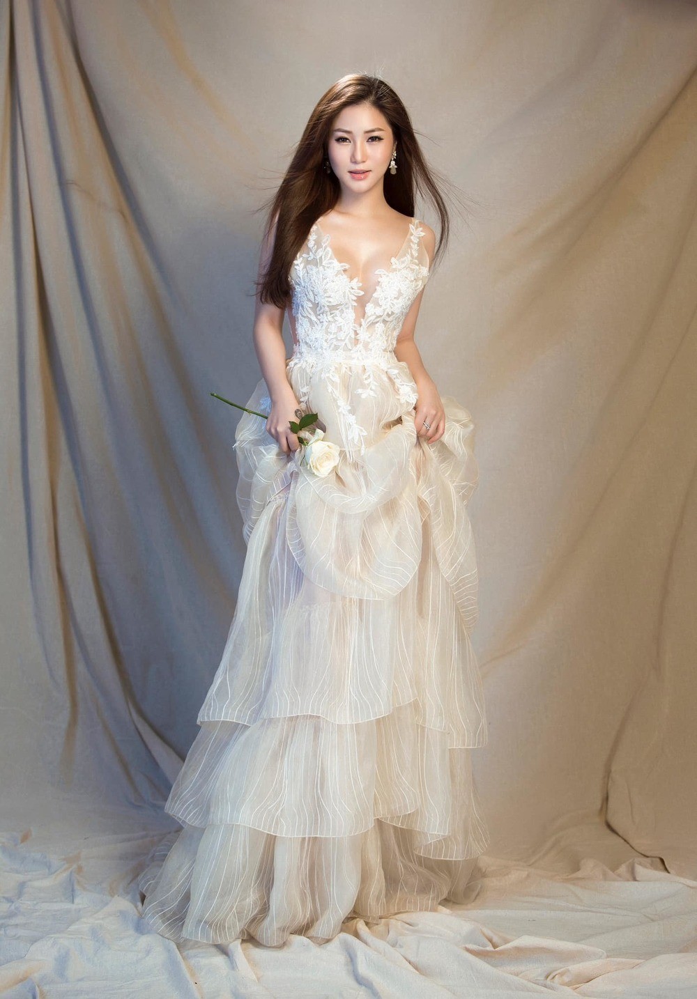 Hương Tràm bất ngờ khoe ảnh diện váy cưới sau 4 năm sang Mỹ định cư 1 Hương Tràm bất ngờ khoe ảnh diện váy cưới sau 4 năm sang Mỹ định cư 1