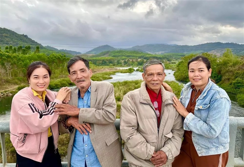 Thương Tín đảm nhận vị trí đạo diễn, quyết tâm kiếm tiền nuôi vợ và con 1 Thương Tín đảm nhận vị trí đạo diễn, quyết tâm kiếm tiền nuôi vợ và con 1