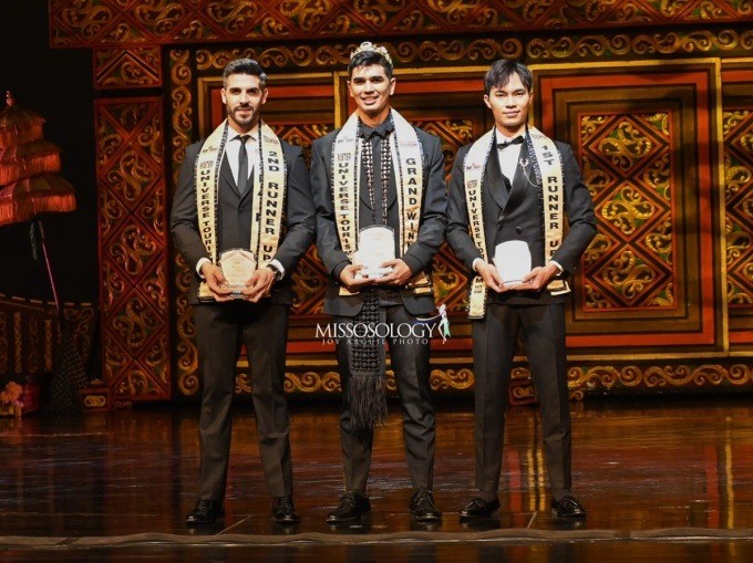 Á vương Hoàng Sơn (phải) trong chung kết Mister Universe Tourism 2023 