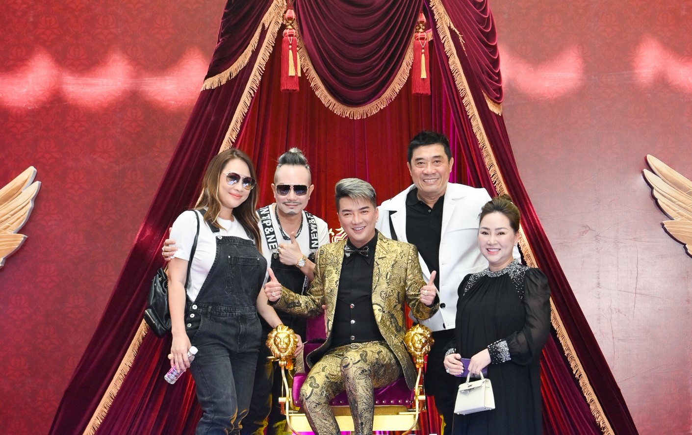 Kim Lý làm hỏng ghế của Đàm Vĩnh Hưng, cách Hồ Ngọc Hà chữa cháy gây chú ý 4 Kim Lý làm hỏng ghế của Đàm Vĩnh Hưng, cách Hồ Ngọc Hà chữa cháy gây chú ý 4