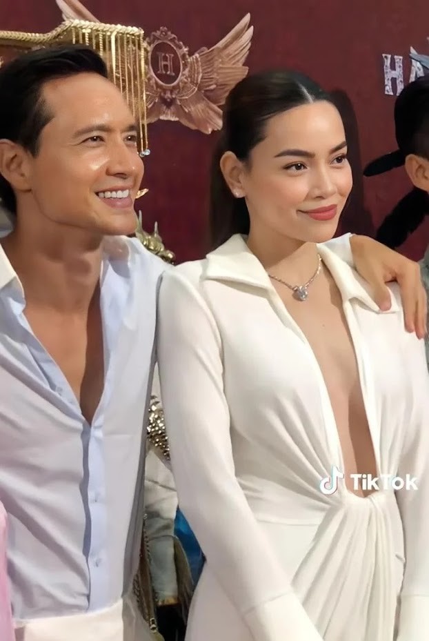 Kim Lý - Hồ Ngọc Hà sải bước trên thảm đỏ sự kiện (Ảnh: Chụp màn hình) Kim Lý - Hồ Ngọc Hà sải bước trên thảm đỏ sự kiện (Ảnh: Chụp màn hình)