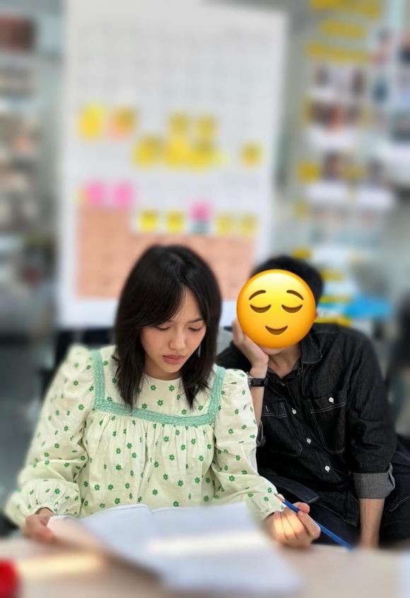 Với khoảnh khắc này khiến nhiều người đồn đoán cô đang mang bầu (Ảnh: FBNV)