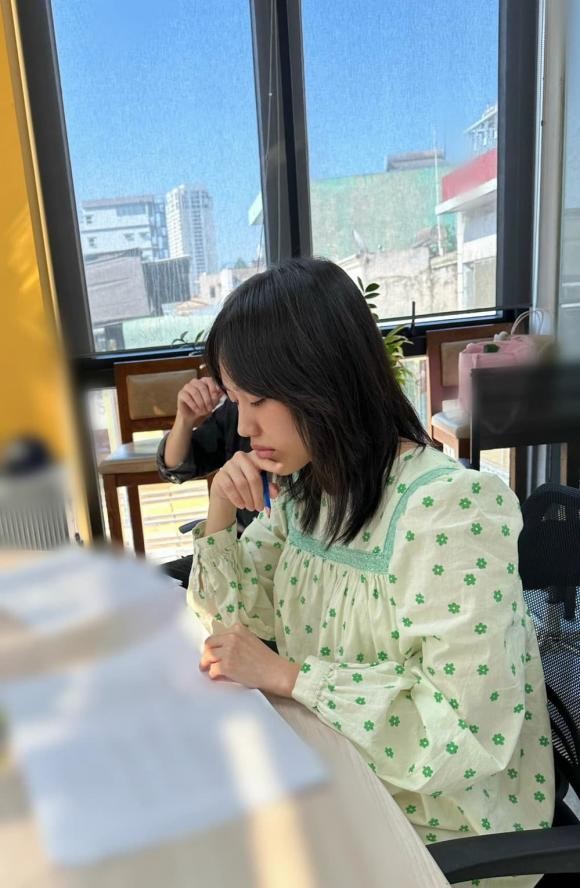 Khoảnh khắc Diệu Nhi ngồi nghiên cứu kịch bản (Ảnh: FBNV)