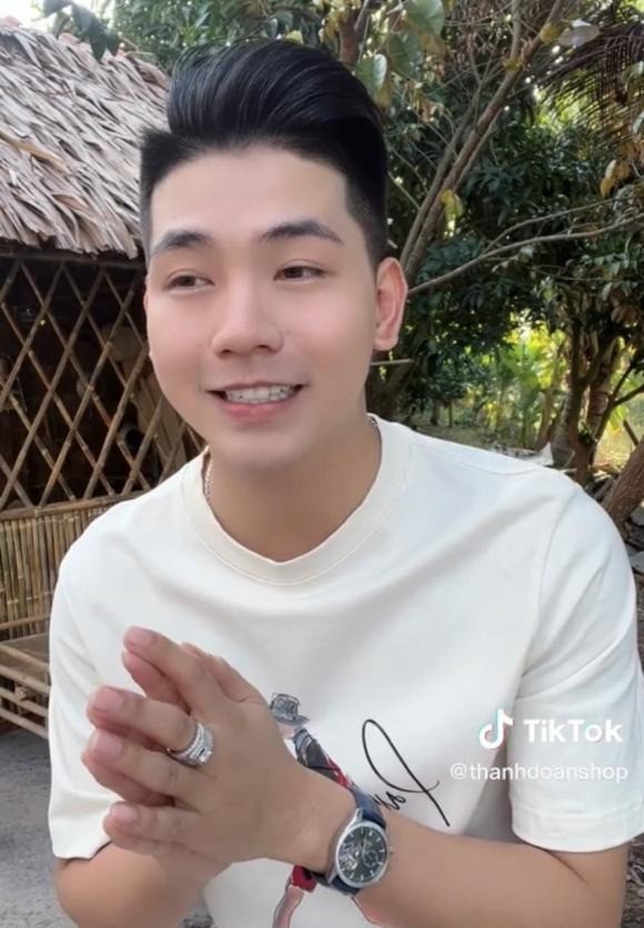 Thanh Đoàn 'đáp trả' khi con lớn lên sẽ bị xấu hổ vì không có mẹ 2 Thanh Đoàn 'đáp trả' khi con lớn lên sẽ bị xấu hổ vì không có mẹ 2