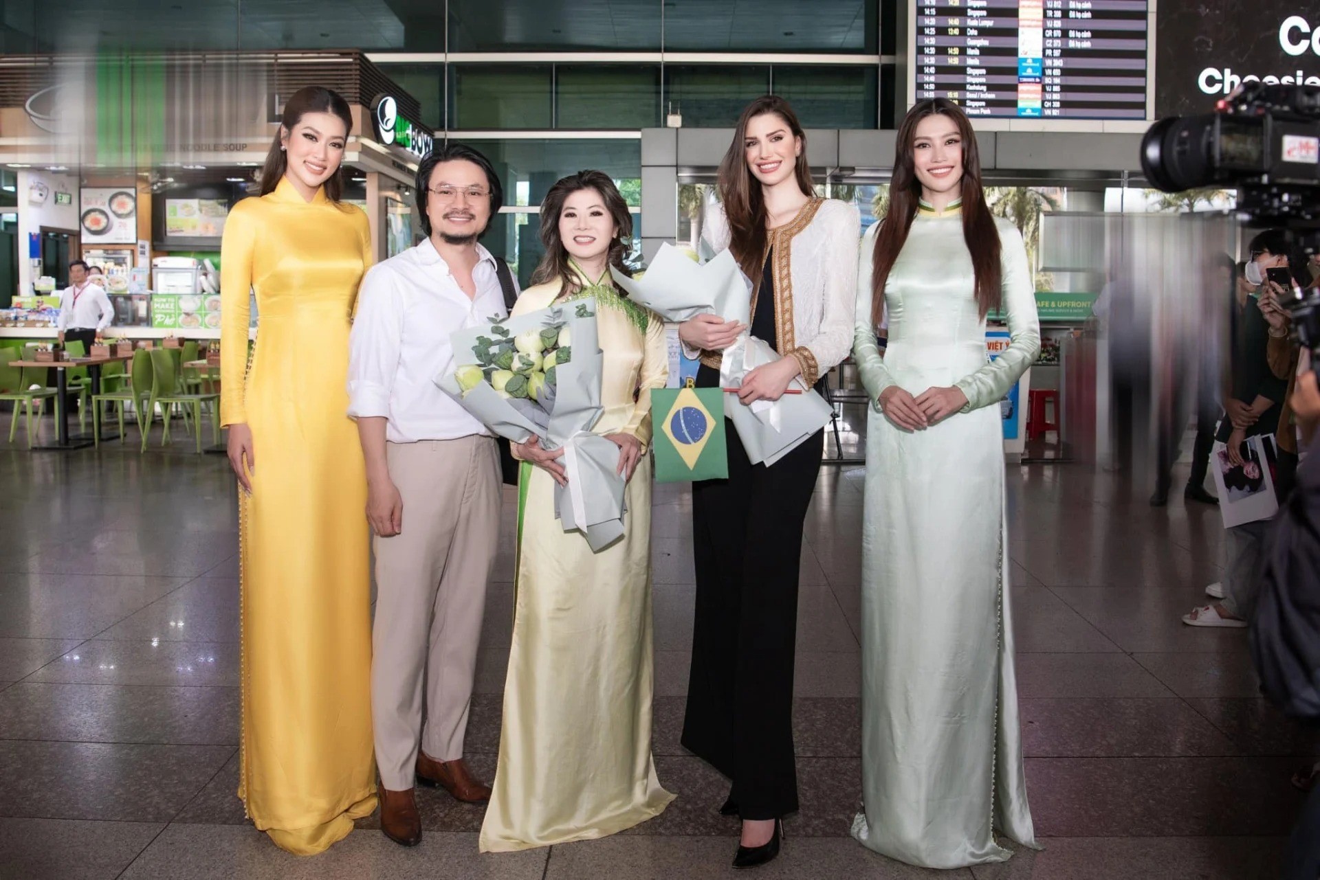 Hội ngộ mami Teresa sau quãng thời gian xa cách, thái độ của Thùy Tiên gây chú ý 2 Hội ngộ mami Teresa sau quãng thời gian xa cách, thái độ của Thùy Tiên gây chú ý 2