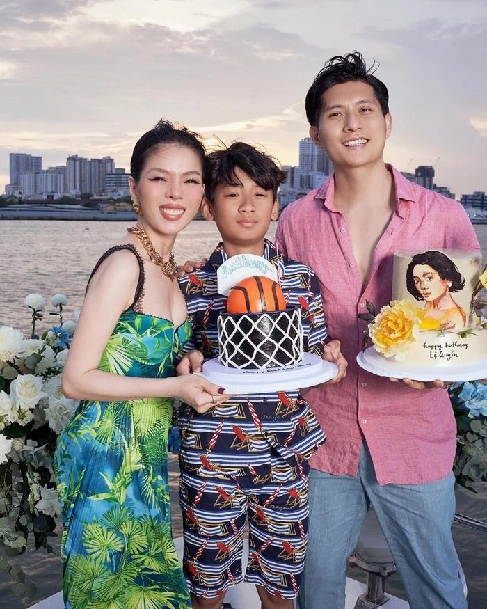 Biểu cảm của Kỳ Anh khi chụp ảnh chung với mẹ và Lâm Bảo Châu (Ảnh: FBNV) Biểu cảm của Kỳ Anh khi chụp ảnh chung với mẹ và Lâm Bảo Châu (Ảnh: FBNV)