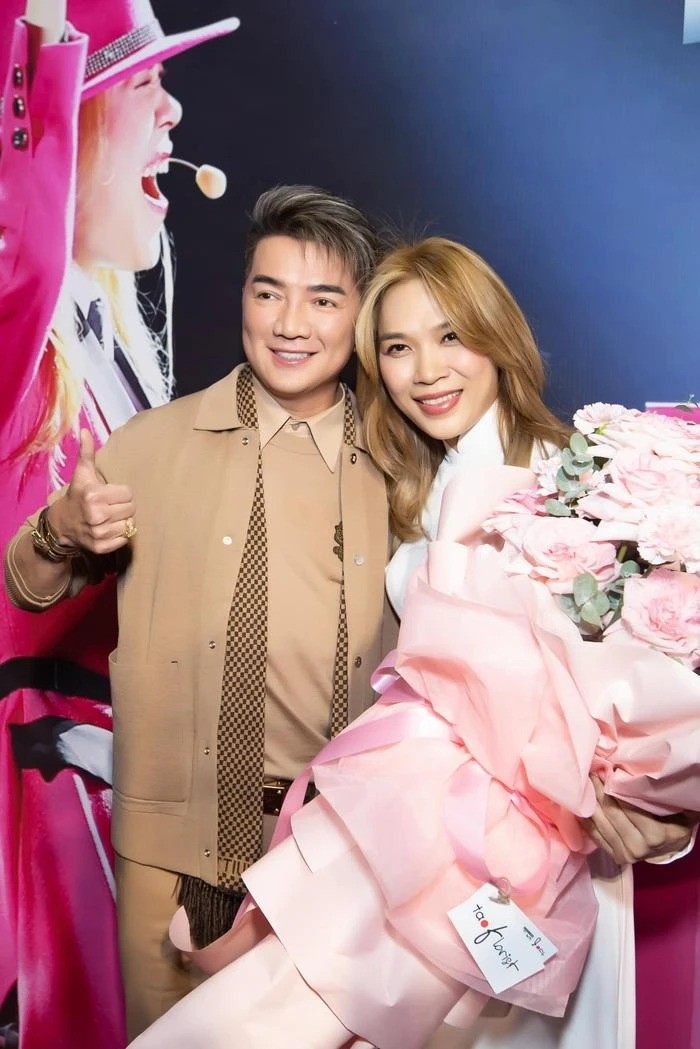 'Họa mi tóc nâu' nở nụ cười rạng rỡ khi đứng bên cạnh Đàm Vĩnh Hưng (Ảnh: FBNV)