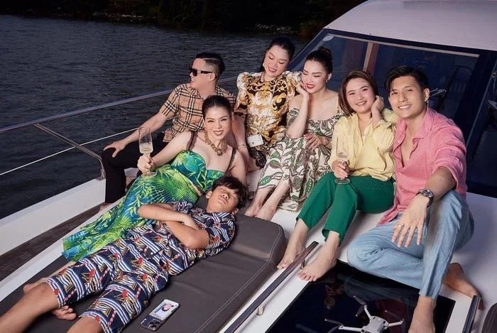 Nhóc tỳ 'ngủ' khi chụp chung với mẹ và hội bạn của Lệ Quyên (Ảnh: FBNV) Nhóc tỳ 'ngủ' khi chụp chung với mẹ và hội bạn của Lệ Quyên (Ảnh: FBNV)
