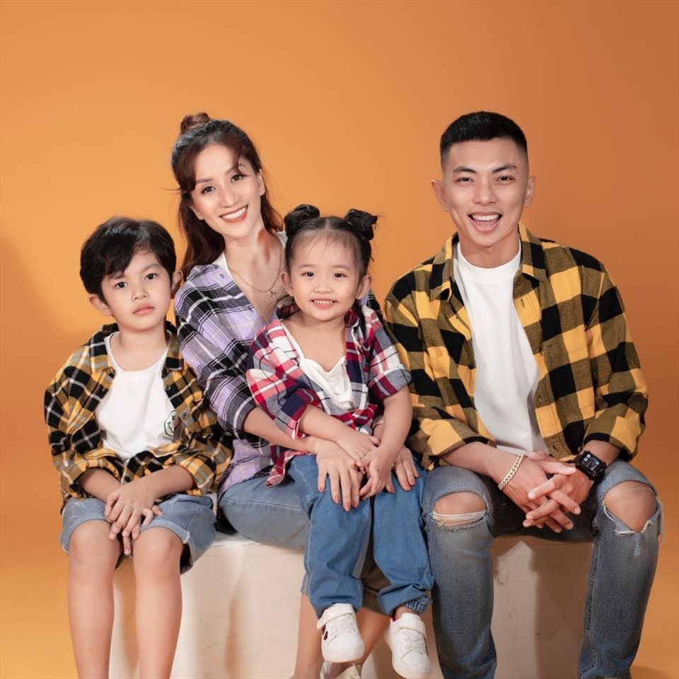 Khánh Thi phản ứng khi Phan Hiển bị nói làm màu, cúi đầu đi giày cho mình 4 Khánh Thi phản ứng khi Phan Hiển bị nói làm màu, cúi đầu đi giày cho mình 4