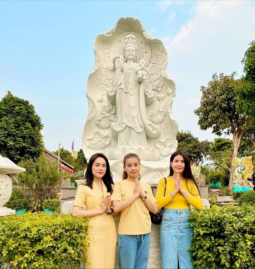 Khoảnh khắc Dương Cẩm Lynh đi chùa cùng hội bạn khiến nhiều người chú ý (Ảnh: FBNV)