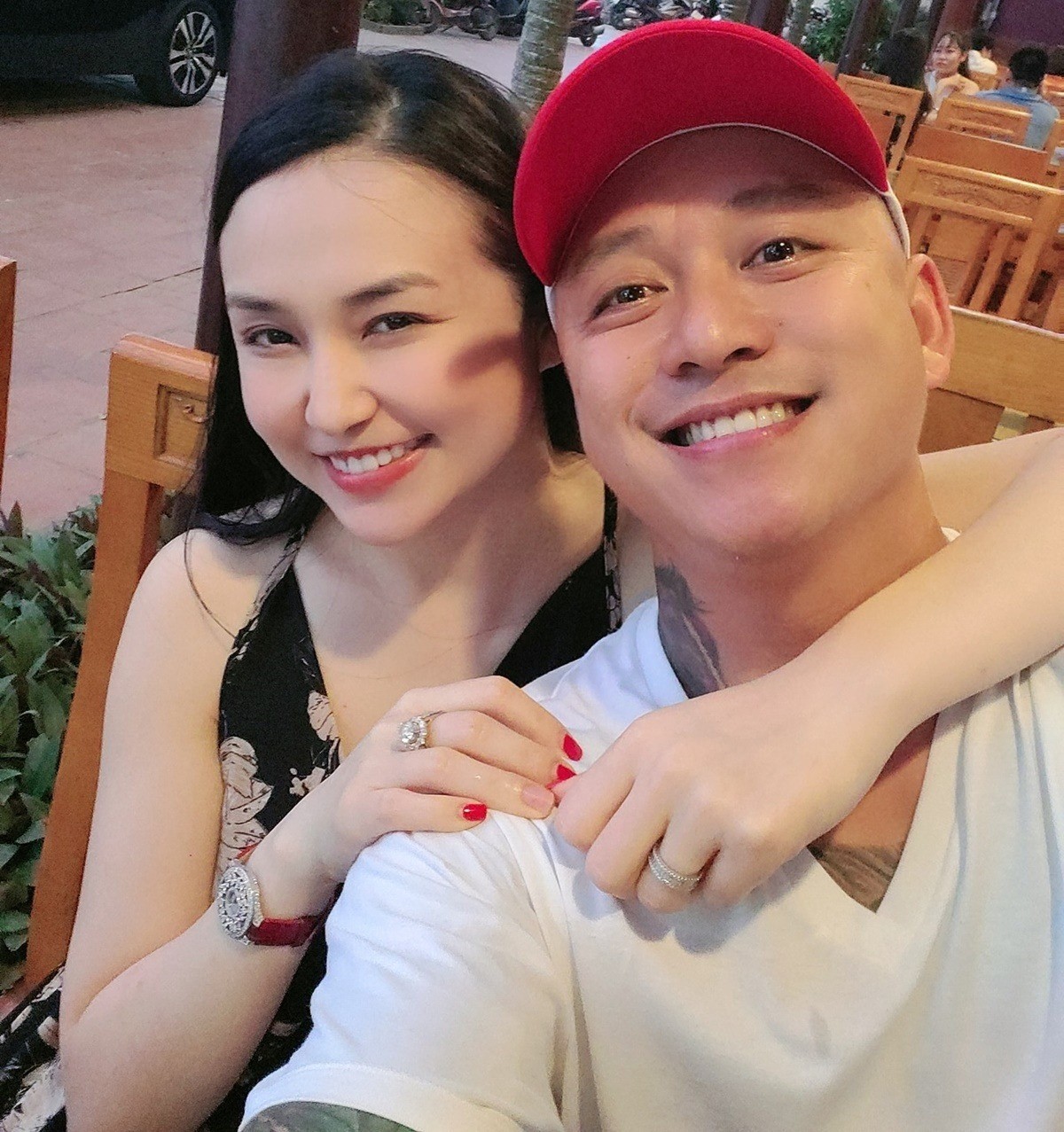 Tuấn Hưng tung khoảnh khắc giả gái, vợ vào 'chốt' 1 câu gây chú ý 4 Tuấn Hưng tung khoảnh khắc giả gái, vợ vào 'chốt' 1 câu gây chú ý 4