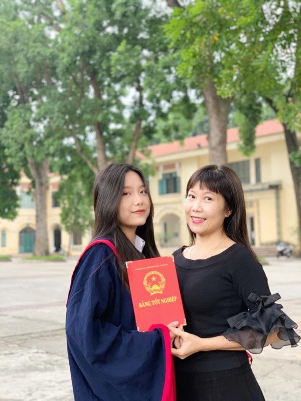 Hương Tươi chụp ảnh cùng với con gái đầu (Ảnh: FBNV) Hương Tươi chụp ảnh cùng với con gái đầu (Ảnh: FBNV)