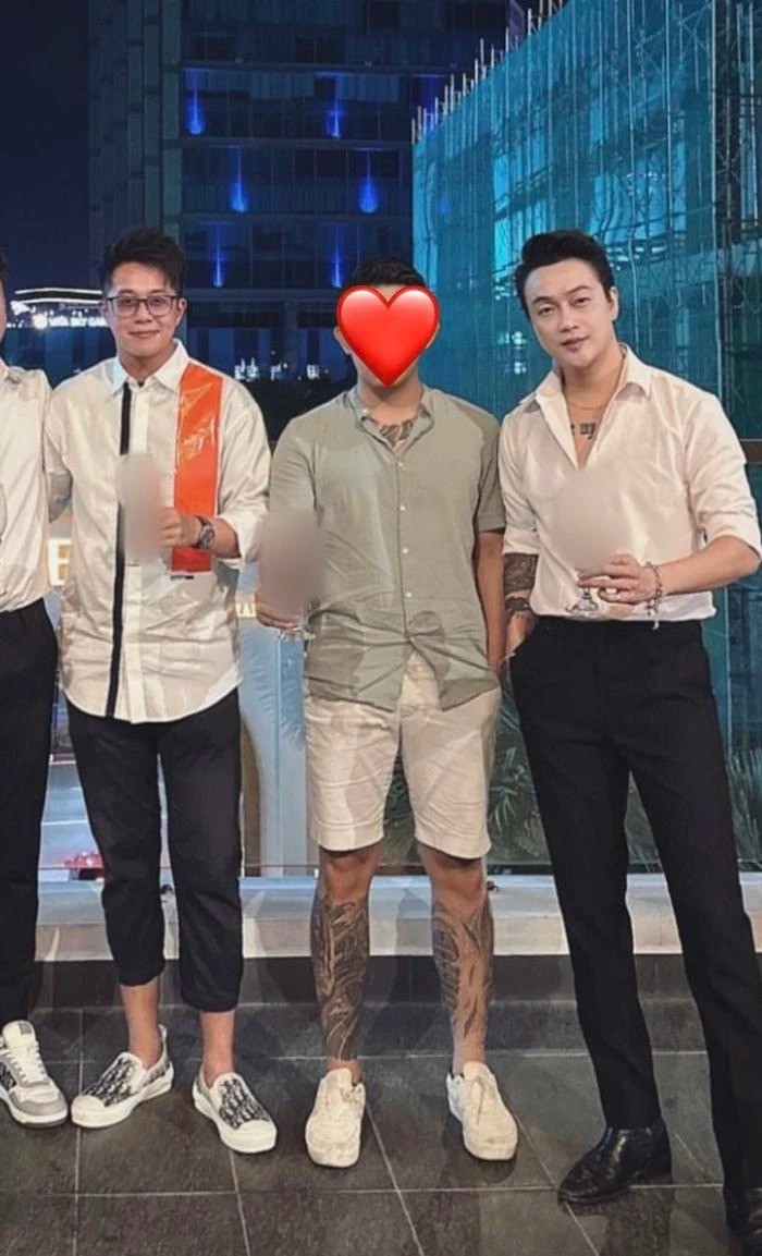 Matt Liu - TiTi chụp ảnh cùng hội bạn thân (Ảnh: Chụp màn hình) Matt Liu - TiTi chụp ảnh cùng hội bạn thân (Ảnh: Chụp màn hình)