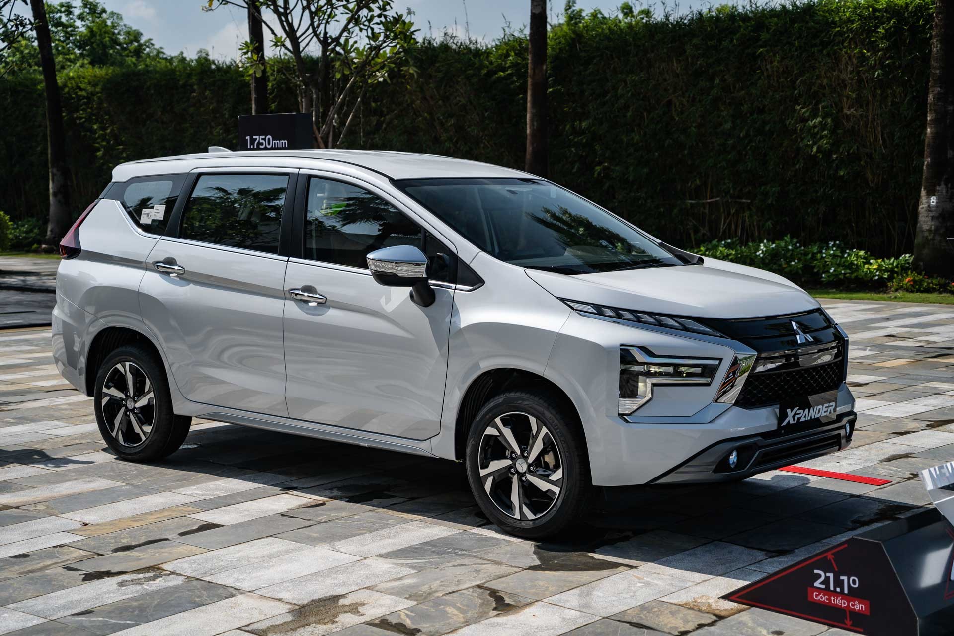Mitsubishi Xpander giảm giá cực sâu, lần này khiến Toyota Veloz Cross phải lo lắng: Tính kế cạnh tranh gấp - Ảnh 3 Mitsubishi Xpander giảm giá cực sâu, lần này khiến Toyota Veloz Cross phải lo lắng: Tính kế cạnh tranh gấp - Ảnh 3