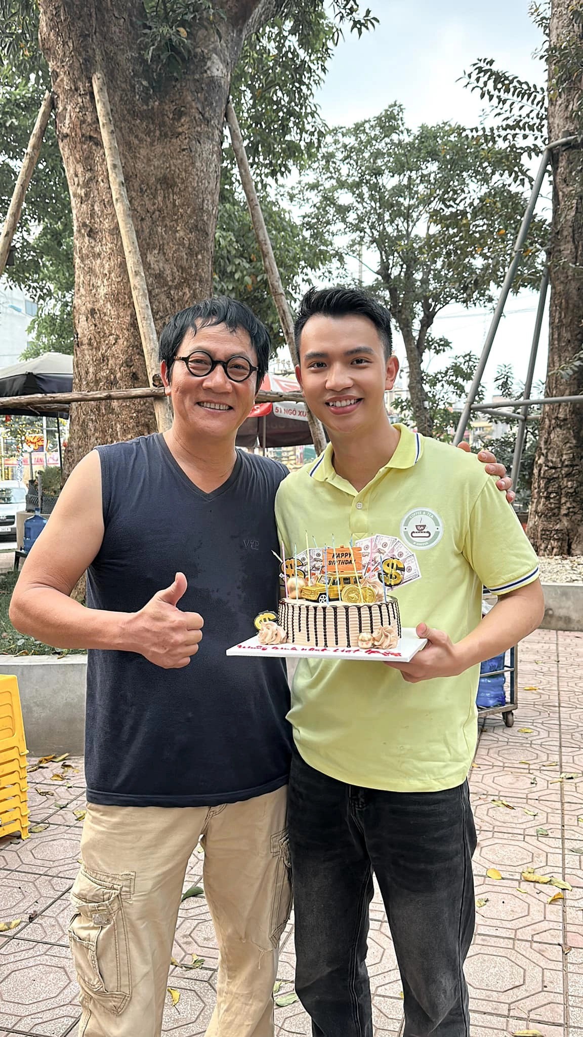 Diễn viên Việt Hoàng chụp ảnh cùng ông Lưu (Hoàng Hải) trong phim 'Cuộc đời vẫn đẹp sao' (Ảnh: FBNV)