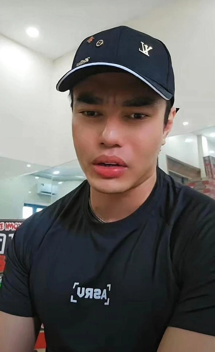 Lê Dương Bảo Lâm livestream nói về những lùm xùm (Ảnh: Chụp màn hình) Lê Dương Bảo Lâm livestream nói về những lùm xùm (Ảnh: Chụp màn hình)