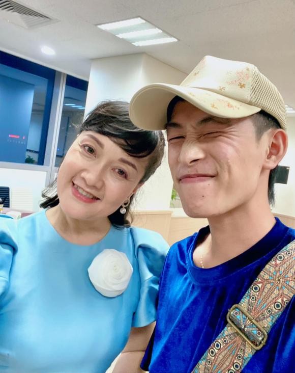 Anh chàng xuất hiện và chụp ảnh cùng NS Vân Dung, Thanh Sơn, Khả Ngân,... khi có dịp hội ngộ (Ảnh: FBNV) Anh chàng xuất hiện và chụp ảnh cùng NS Vân Dung, Thanh Sơn, Khả Ngân,... khi có dịp hội ngộ (Ảnh: FBNV)