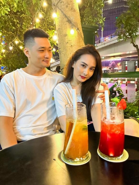 Bảo Thanh ôm chồng hạnh phúc, biểu cảm của con trai càng gây chú ý hơn - Ảnh 1 Bảo Thanh ôm chồng hạnh phúc, biểu cảm của con trai càng gây chú ý hơn - Ảnh 1