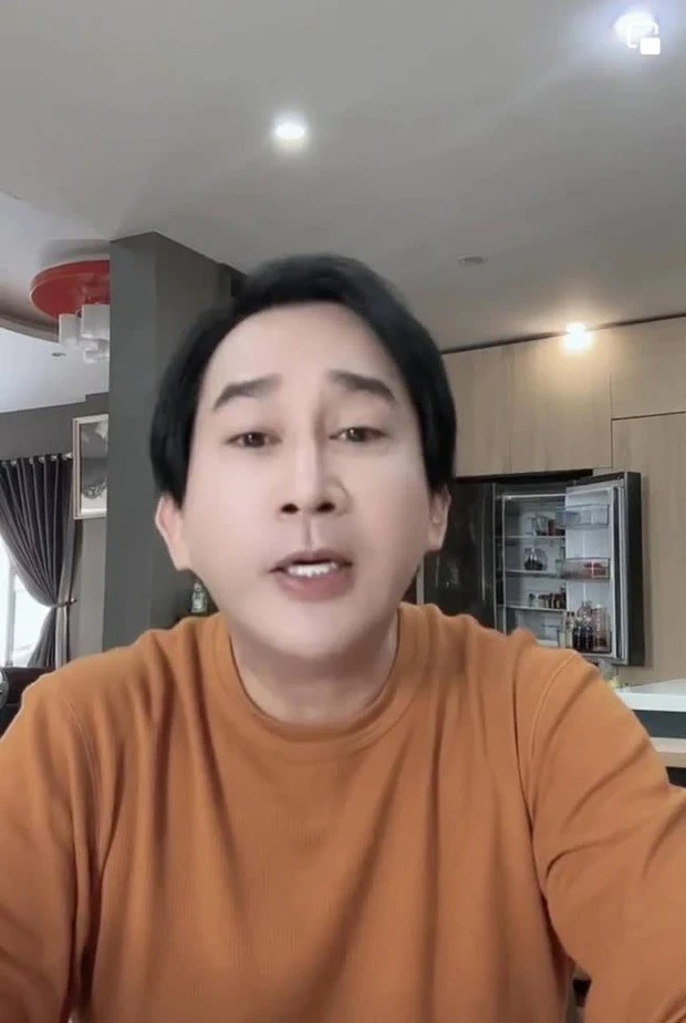 NS Kim Tử Long tự trách bản thân sau khi mất trắng trăm triệu đồng bảo hiểm (Ảnh: Chụp màn hình) NS Kim Tử Long tự trách bản thân sau khi mất trắng trăm triệu đồng bảo hiểm (Ảnh: Chụp màn hình)