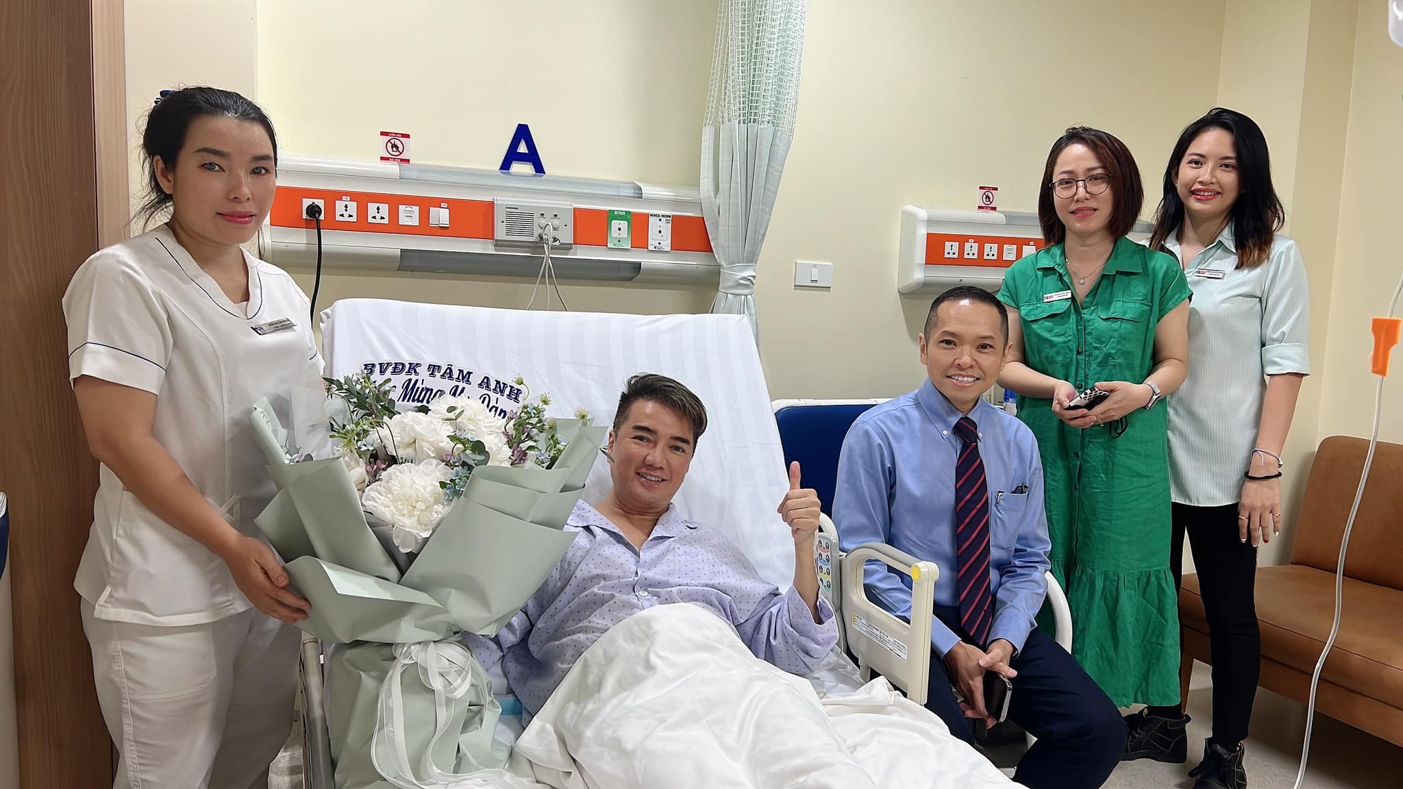Đàm Vĩnh Hưng tại giường bệnh (Ảnh: FBNV) Đàm Vĩnh Hưng tại giường bệnh (Ảnh: FBNV)