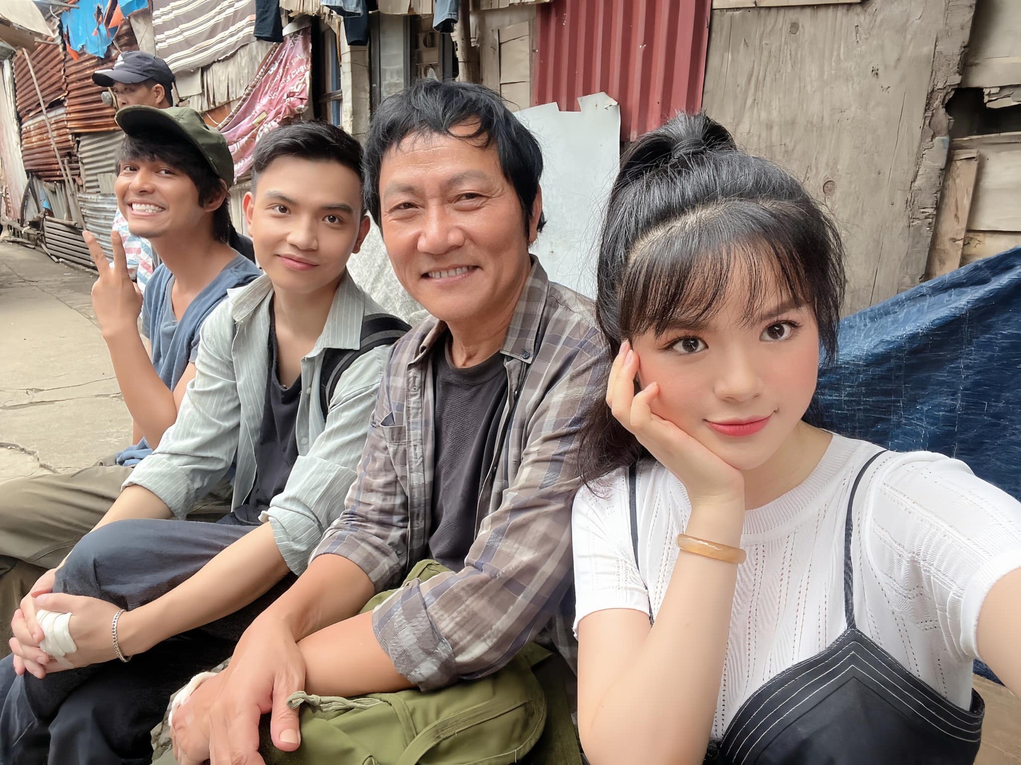 Hà Đan tích cực khoe những khoảnh khắc hậu trường phim (Ảnh: FBNV)