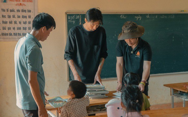 Đen trong chuyến đi từ thiện (Ảnh: Chụp màn hình)