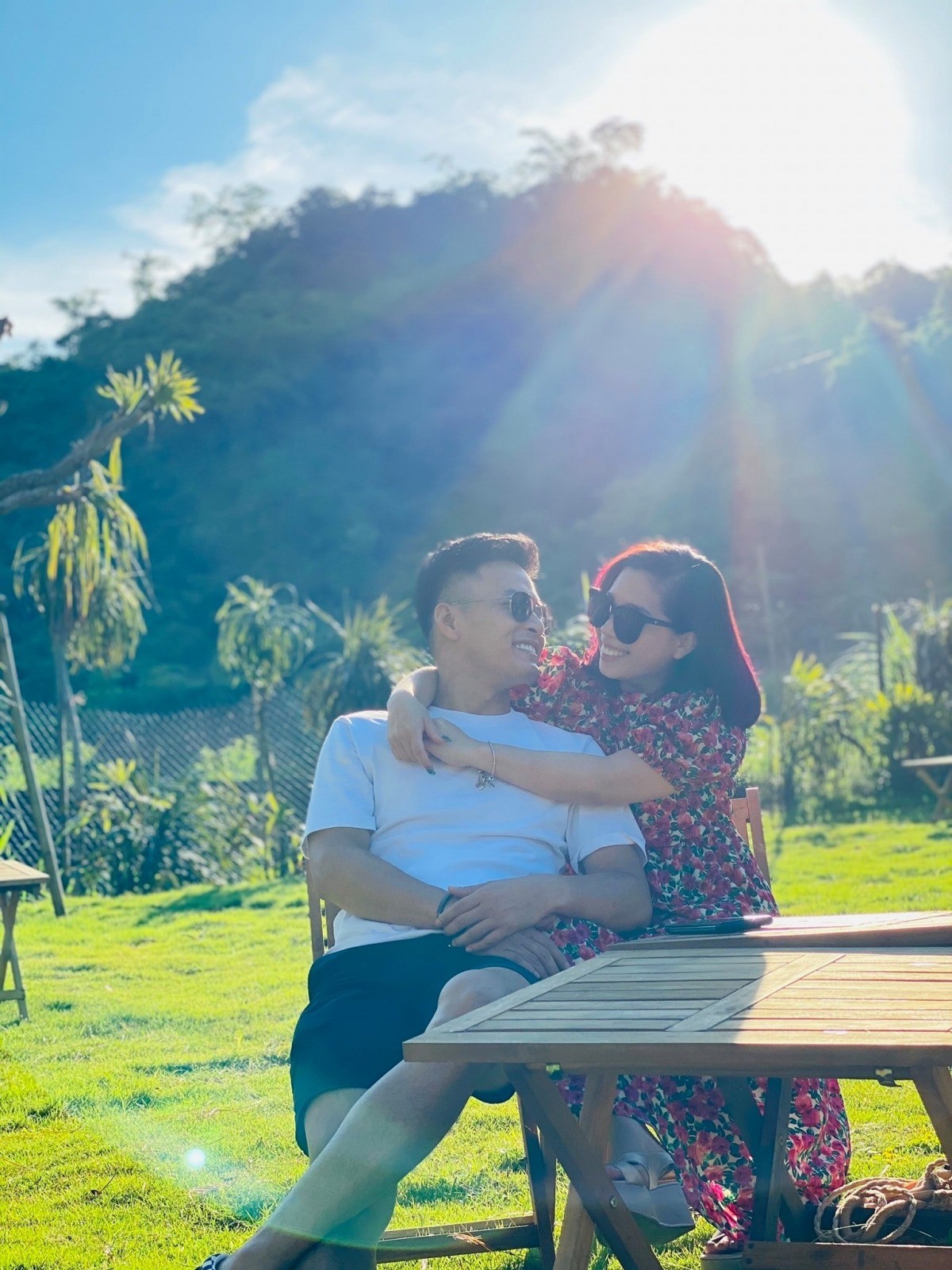 Đối diện với biến cố của chồng, Anh Đào luôn kề cạnh Hồng Đăng (Ảnh: FBNV)