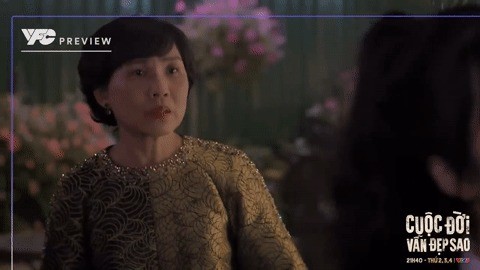 Bà Hòa hốt hoảng khi phát hiện con gái đang yêu Thạch. Bà Hòa hốt hoảng khi phát hiện con gái đang yêu Thạch.