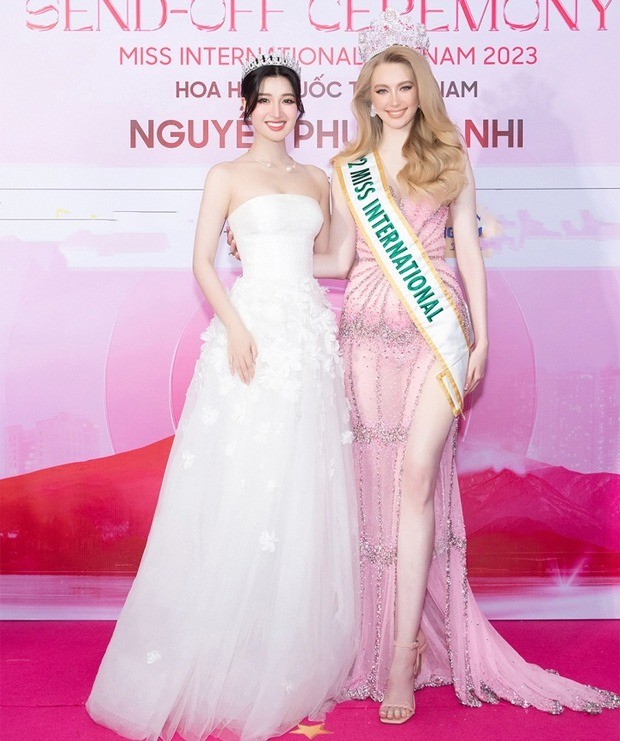 Phương Nhi 'đọ sắc' cùng đương kim Miss International (Ảnh: FBNV) Phương Nhi 'đọ sắc' cùng đương kim Miss International (Ảnh: FBNV)