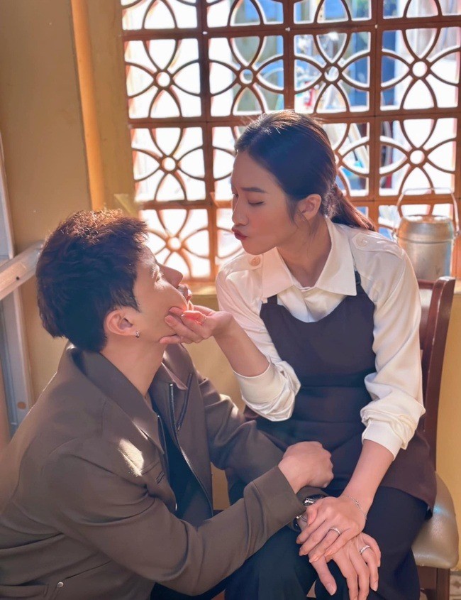 Khả Ngân tung khoảnh khắc hậu trường đóng phim 'Gia đình mình vui bất thình lình' với Thanh Sơn - Ảnh 1 Khả Ngân tung khoảnh khắc hậu trường đóng phim 'Gia đình mình vui bất thình lình' với Thanh Sơn - Ảnh 1