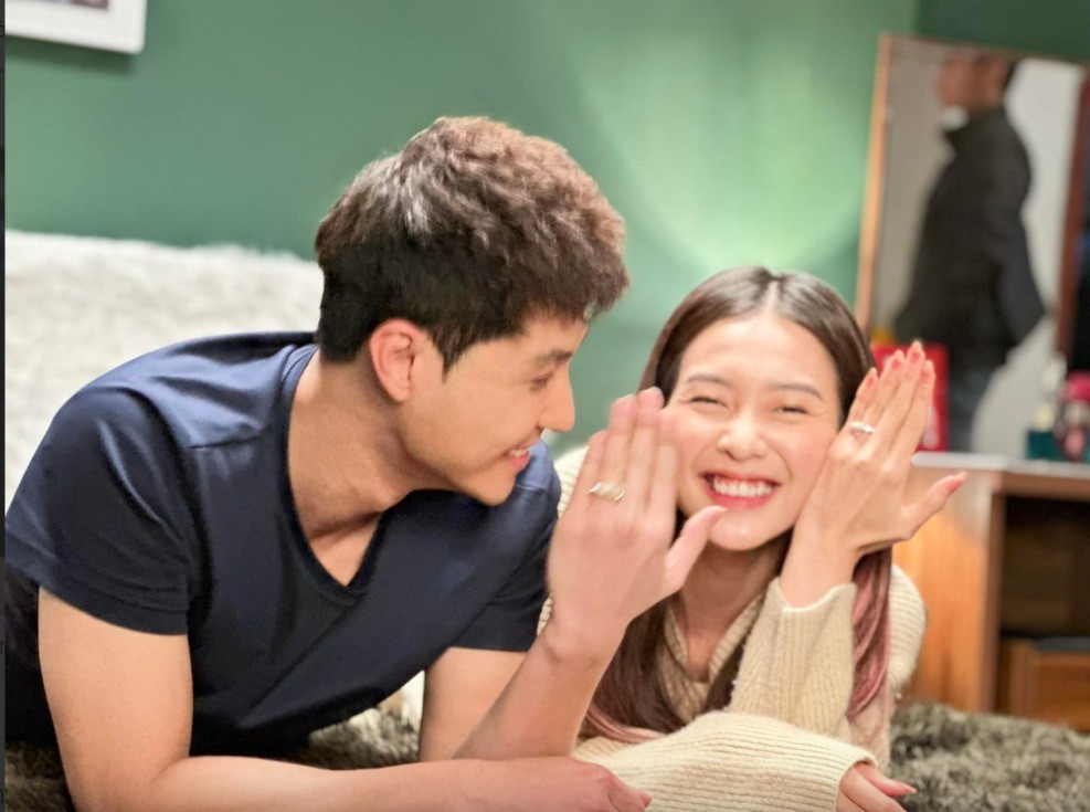 Loạt khoảnh khắc Thanh Sơn - Khả Ngân trong hậu trường phim ''Gia đình mình vui bất thình lình'' (Ảnh: FBNV)