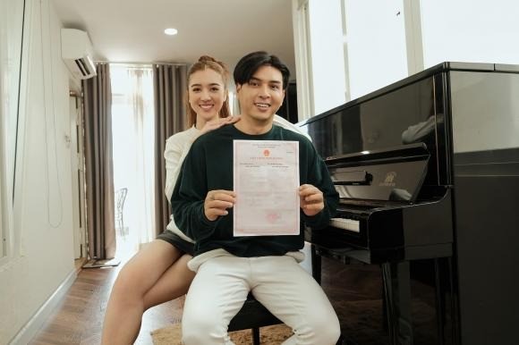 Hồ Quang Hiếu và Tuệ Như vừa lên phường đăng ký kết hôn (Ảnh: FBNV) Hồ Quang Hiếu và Tuệ Như vừa lên phường đăng ký kết hôn (Ảnh: FBNV)