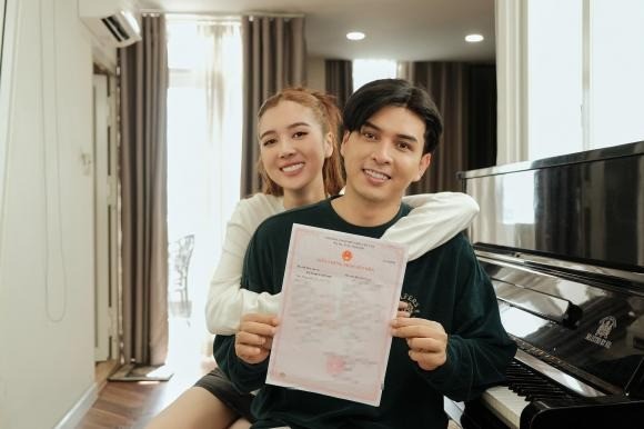 Nam ca sĩ và bạn gái đã dọn về sống chung nhà được khoảng 1 tháng (Ảnh: FBNV) Nam ca sĩ và bạn gái đã dọn về sống chung nhà được khoảng 1 tháng (Ảnh: FBNV)