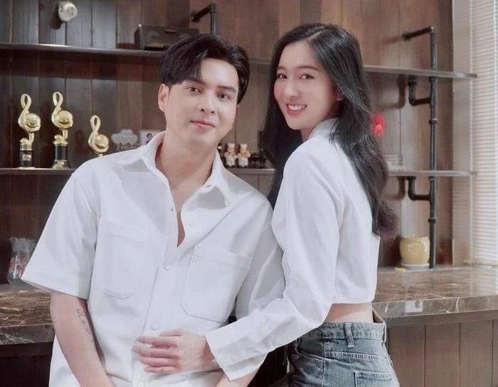 Hồ Quang Hiếu và vợ được nhận xét 'xứng đôi vừa lứa' (Ảnh: FBNV) Hồ Quang Hiếu và vợ được nhận xét 'xứng đôi vừa lứa' (Ảnh: FBNV)
