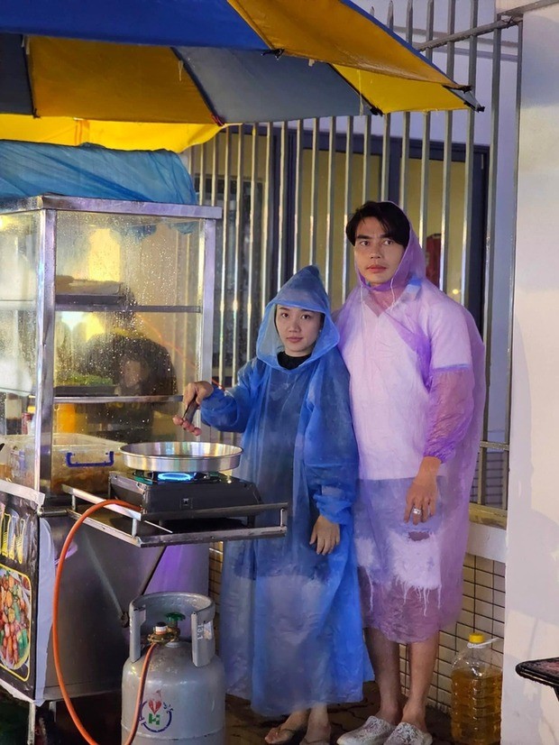 Là nghệ sĩ nổi tiếng nhưng Lê Dương Bảo Lâm không ngại phụ vợ bán hàng (Ảnh: FBNV) Là nghệ sĩ nổi tiếng nhưng Lê Dương Bảo Lâm không ngại phụ vợ bán hàng (Ảnh: FBNV)