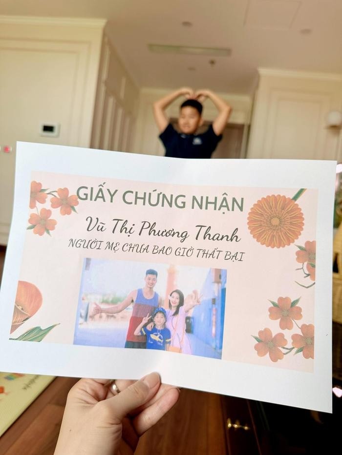 Bảo Thanh khoe khoảnh khắc được con tặng giấy chứng nhận (Ảnh: FBNV) Bảo Thanh khoe khoảnh khắc được con tặng giấy chứng nhận (Ảnh: FBNV)