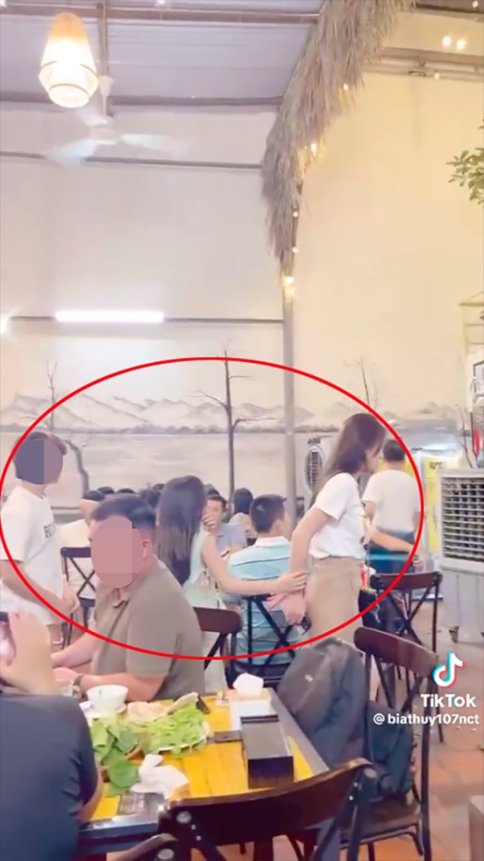 Khoảnh khắc Phương Oanh dắt con gái shark Bình (Ảnh: Chụp màn hình)