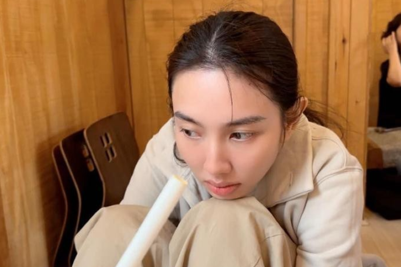 Khoảnh khắc Thùy Tiên ngồi đợi chờ phán quyết tại tòa (Ảnh: FBNV)