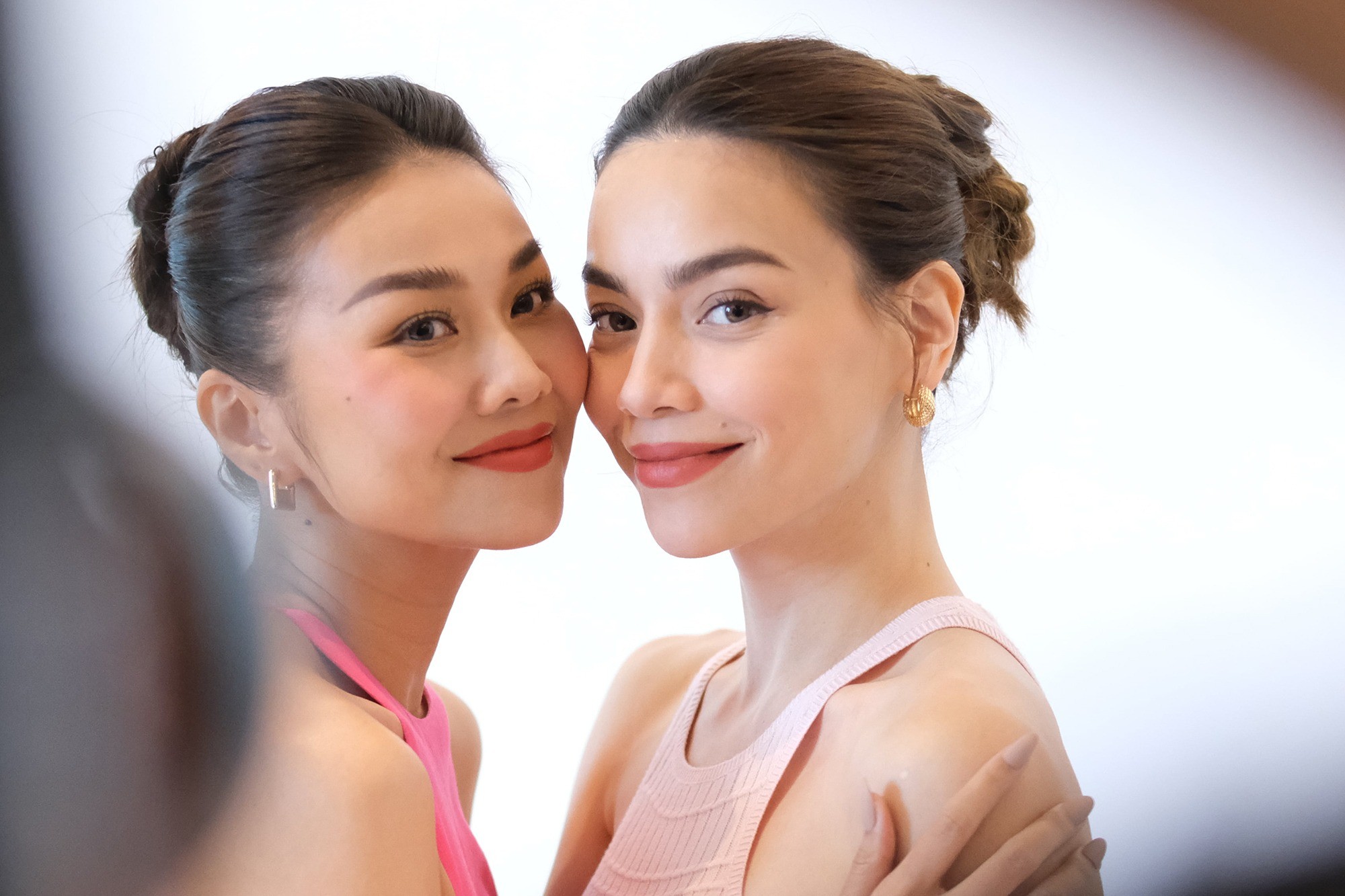 Từng có một quãng thời gian dài Hồ Ngọc Hà - Thanh Hằng bị đồn nghỉ chơi (Ảnh: FBNV)