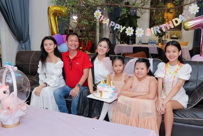 Vũ Thu Phương cùng chồng và các con (Ảnh: FBNV) Vũ Thu Phương cùng chồng và các con (Ảnh: FBNV)