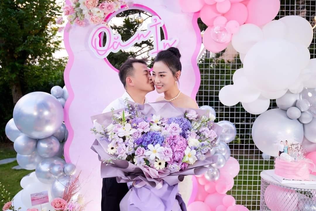 Chuyện tình cảm của Phương Oanh - shark Bình gây nên những ồn ào từ phía dư luận (Ảnh: FBNV) Chuyện tình cảm của Phương Oanh - shark Bình gây nên những ồn ào từ phía dư luận (Ảnh: FBNV)
