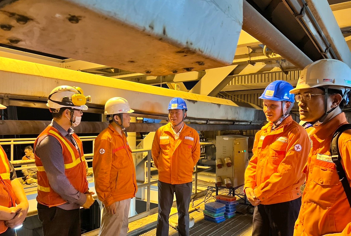 Đoàn công tác tiến hành kiểm tra tại nhà máy Nhiệt điện Nghi Sơn (Ảnh: Trần Hường).