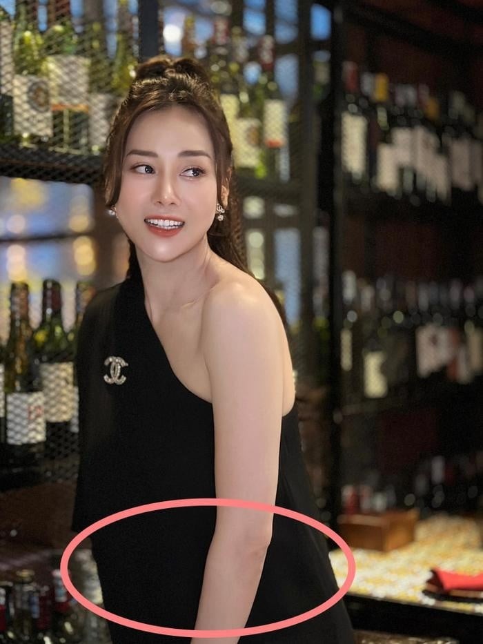 Phương Oanh diện đồ rộng, vô tình để lộ vòng 2 to lùm lùm khiến đồn đoán đang mang bầu (Ảnh: FBNV)
