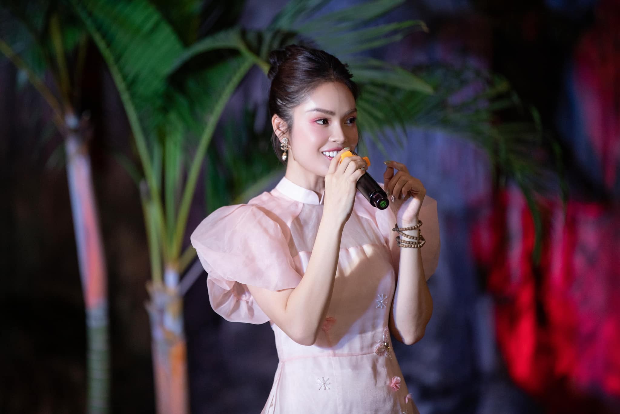 Dương Cẩm Lynh từng có cuộc sống khiến nhiều người mơ ước (Ảnh: FBNV) Dương Cẩm Lynh từng có cuộc sống khiến nhiều người mơ ước (Ảnh: FBNV)