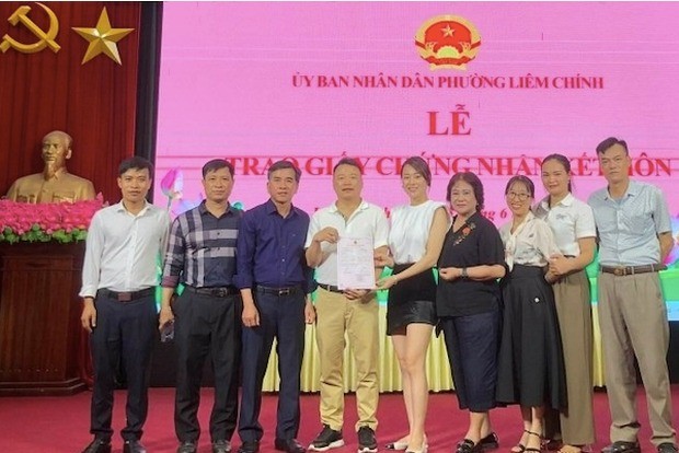 Khoảnh khắc shark Bình - Phương Oanh trong lễ trao giấy chứng nhận kết hôn (Ảnh: Internet) Khoảnh khắc shark Bình - Phương Oanh trong lễ trao giấy chứng nhận kết hôn (Ảnh: Internet)